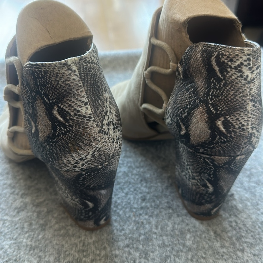 Tahari - Suede Peep Toe Block Heel Bootie Size 6.5 - Picture 3 of 7